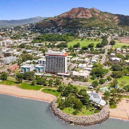 Aquarius On The Beach Aparthotel Townsville Exterior photo