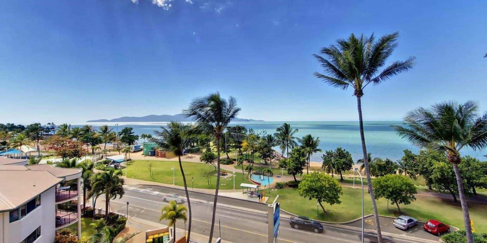 Aquarius On The Beach Aparthotel Townsville Exterior photo