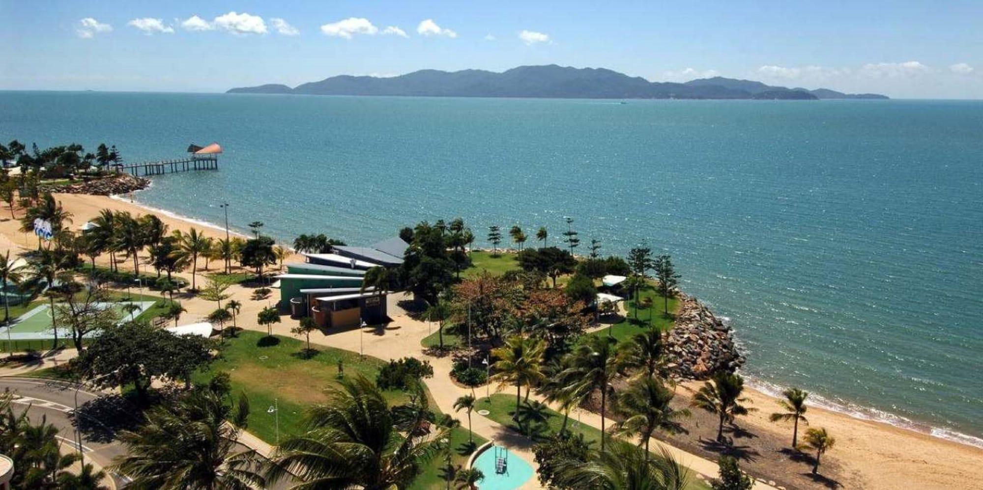 Aquarius On The Beach Aparthotel Townsville Exterior photo