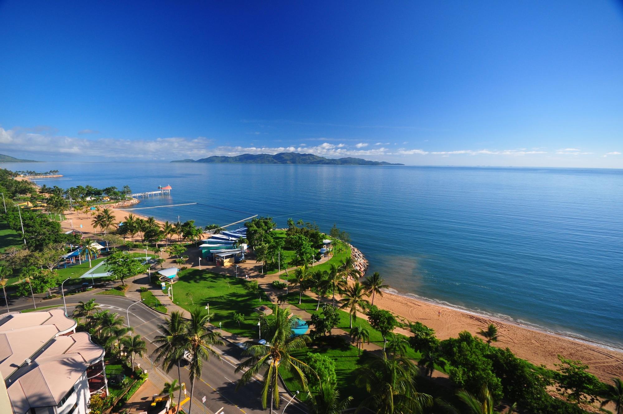 Aquarius On The Beach Aparthotel Townsville Exterior photo