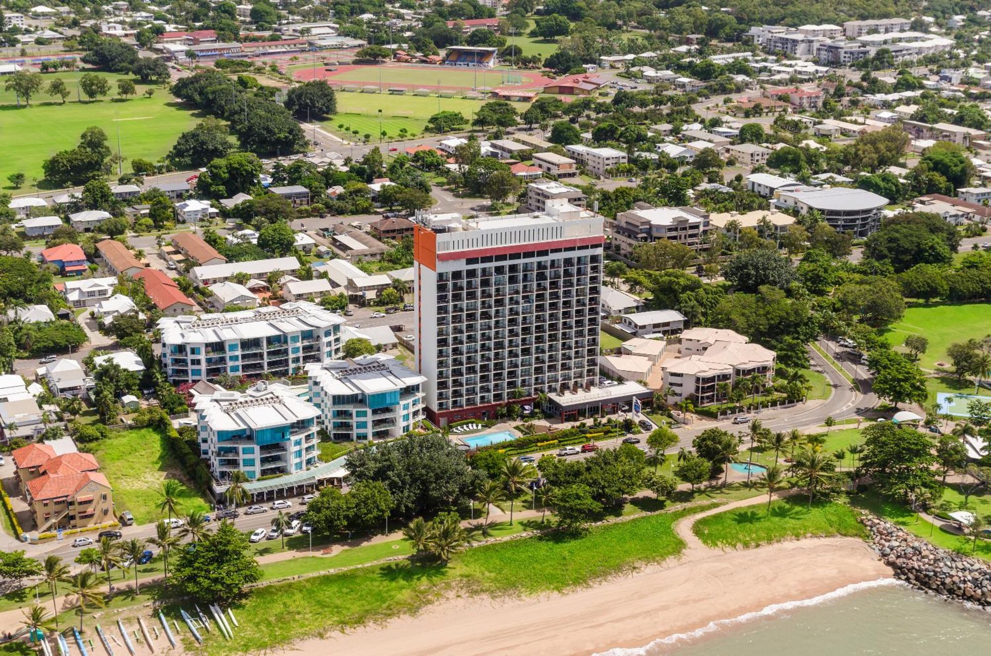 Aquarius On The Beach Aparthotel Townsville Exterior photo