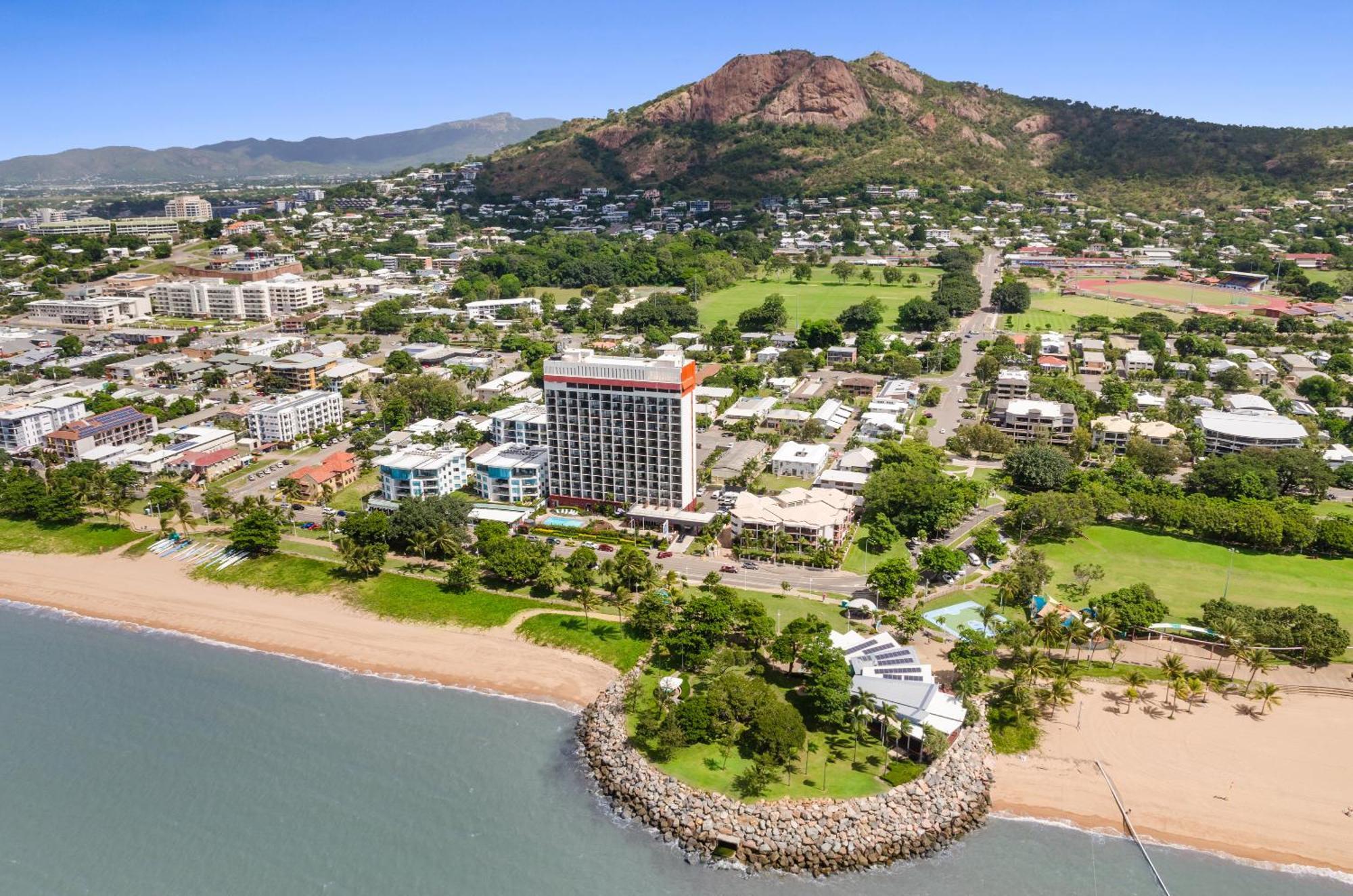 Aquarius On The Beach Aparthotel Townsville Exterior photo