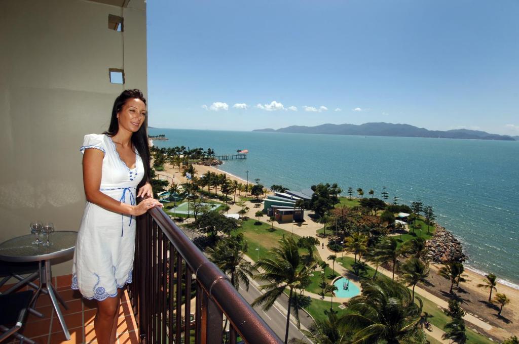 Aquarius On The Beach Aparthotel Townsville Exterior photo