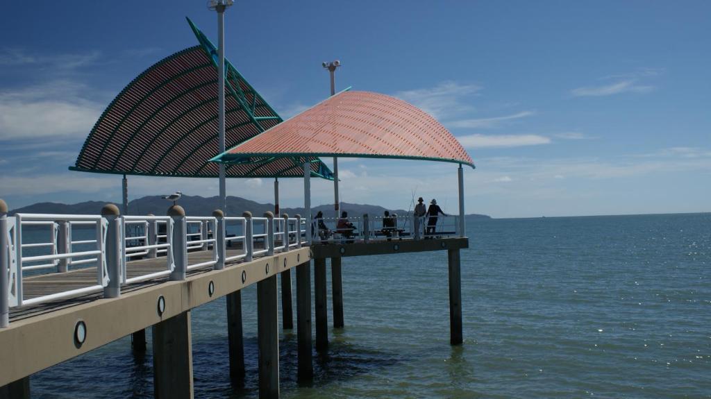 Aquarius On The Beach Aparthotel Townsville Exterior photo