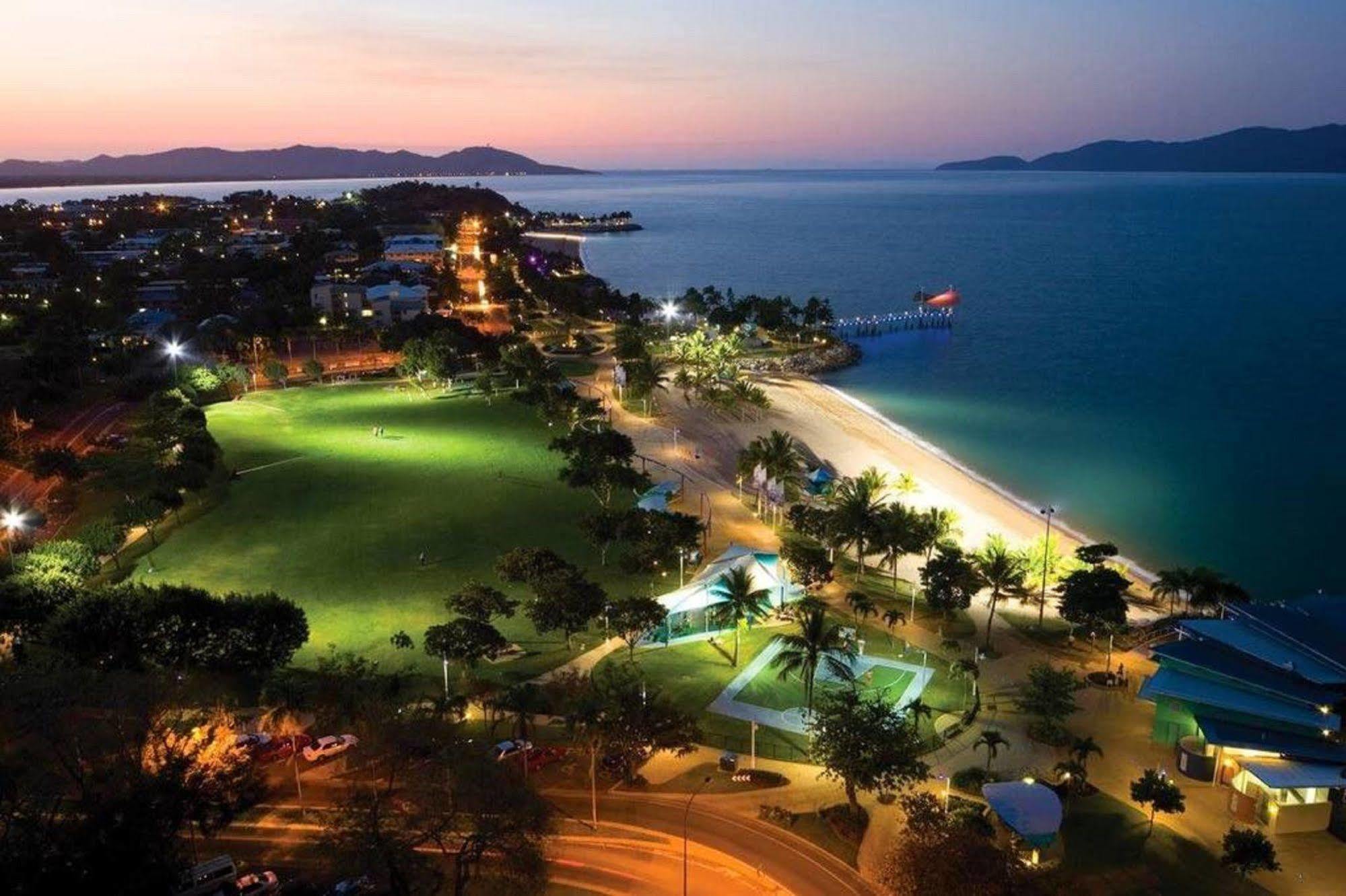 Aquarius On The Beach Townsville Exterior photo