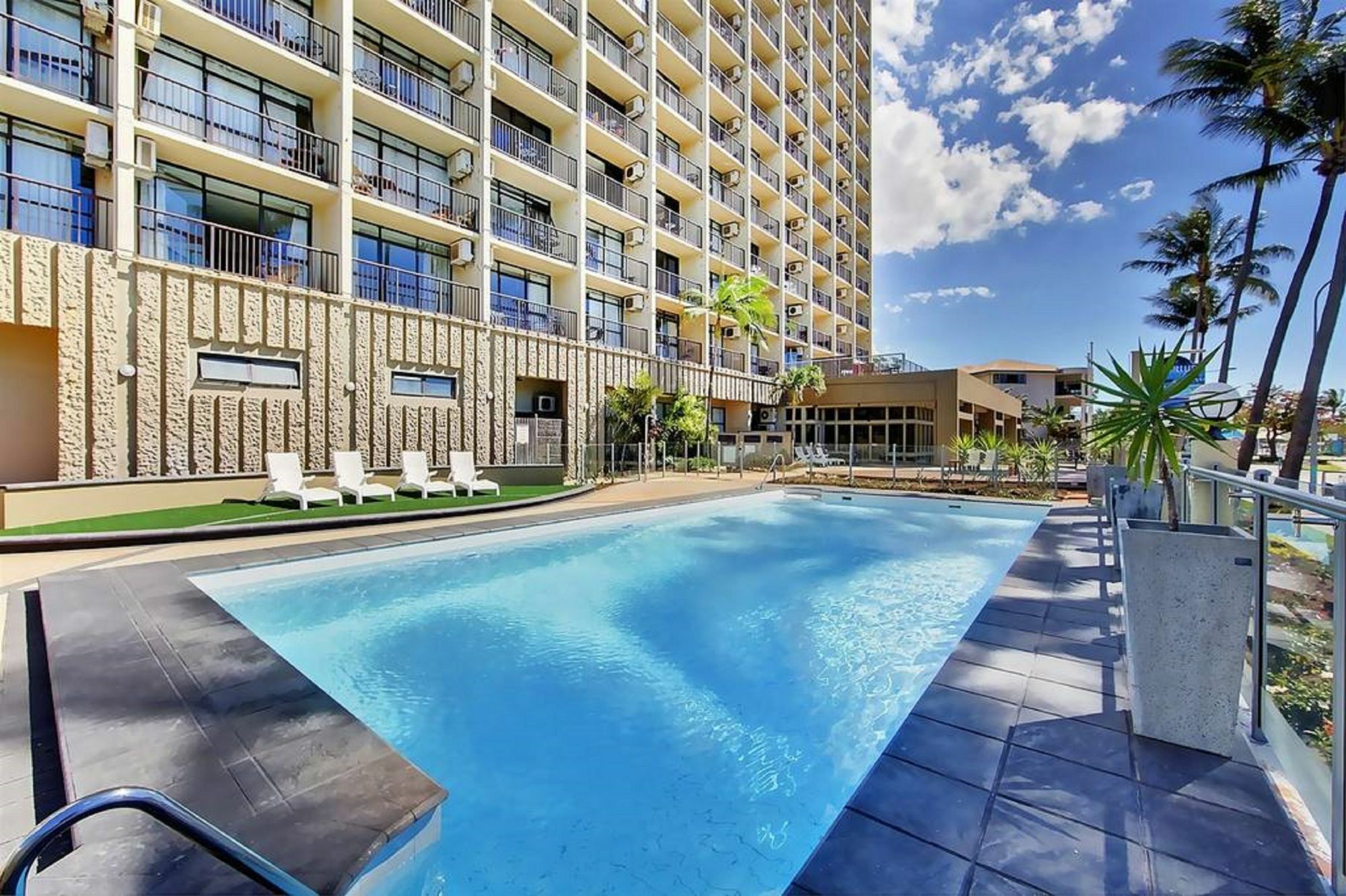 Aquarius On The Beach Aparthotel Townsville Exterior photo