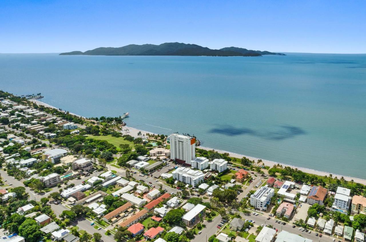 Aquarius On The Beach Aparthotel Townsville Exterior photo