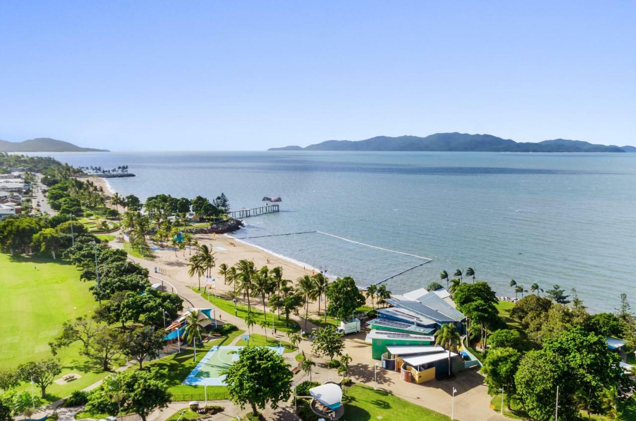 Aquarius On The Beach Aparthotel Townsville Exterior photo